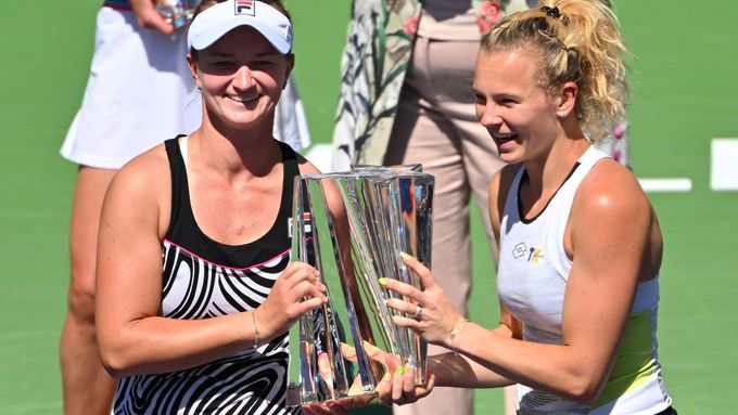 Barbora Krejčíková a Kateřina Siniaková s vítěznou trofejí v Indian Wells.