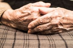Irka hledala desítky let svoji matku, setkala se s ní v 81 letech ve Skotsku