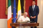 Sexuální zneužívání kněžími je hanebný zločin, prohlásil v Irsku papež. Sejde se s oběťmi