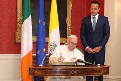 Sexuální zneužívání kněžími je hanebný zločin, prohlásil v Irsku papež. Sejde se s oběťmi