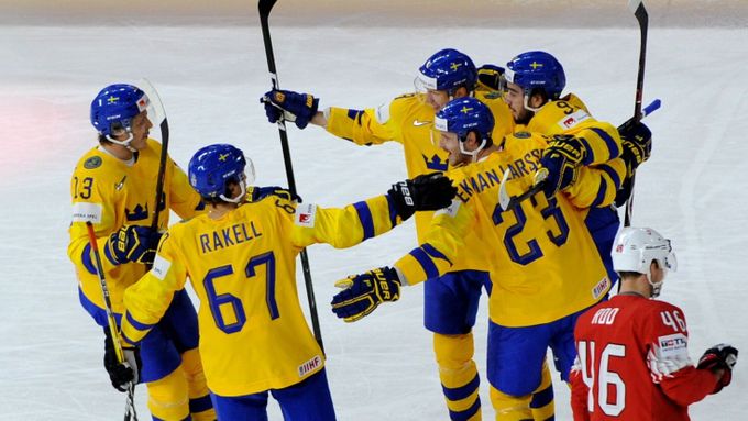 Hráči Švédska slaví první gól v síti Švýcarska.