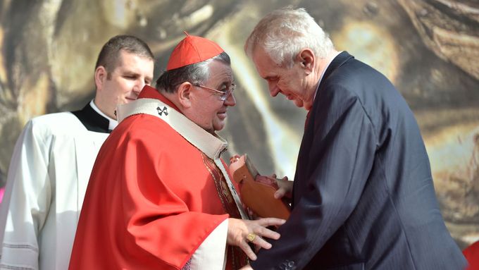 Kardinál Duka má podobné názory jako Miloš Zeman, Václav Klaus junior i senior či Tomio Okamura.