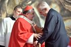 Dukovi vadí kříže v Lidlu, ale neřeší, když politici popírají holokaust, říká autor dopisu papežovi