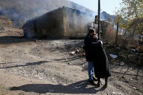 Foto: Pálí domy, aby Ázerbájdžáncům nic nezůstalo. Arméni opouštějí část Karabachu