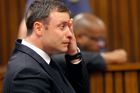 Oscar Pistorius při čtení rozsudku v Pretorii. Rok a půl po úmrtí Reevy Steenkampové, které má na svědomí, soud potvrdil jeho verzi událostí. I tak ale půjde do chládku na pět let a na další tři roky má podmínku.