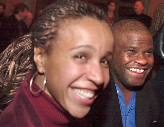 Gary Younge s kolegyní Myléne Sylvestre z britského deníku Guardian na Festivalu spisovatelů Praha v roce 2002.