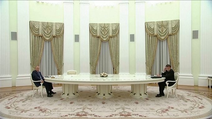 Při setkání Putina s Macronem seděli státníci několik metrů od sebe.