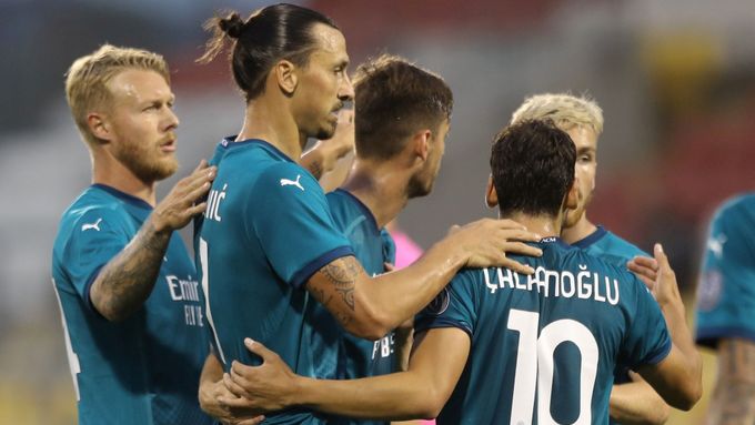 Zlatan Ibrahimovic se objímá se spoluhráči z AC Milán po gólu, který dal v předchozím kole kvalifikace Evropské ligy do sítě Shamrocku