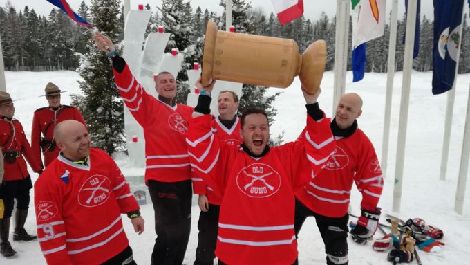 Podívejte se na fotogalerii z mistrovství světa v rybníkovém hokeji, které se konalo v Kanadě...
