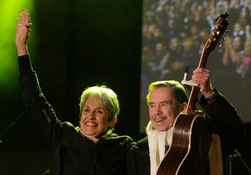 Václav Havel při oslavách 20 let od 17. listopadu s Joan Baezovou