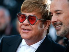 Elton John na červeném koberci se svým manželem Davidem Furnishem.