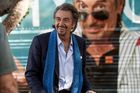 Recenze: Pacinovo charisma utáhne i reklamu na Hilton