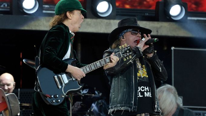 Angus Young a Axl Rose