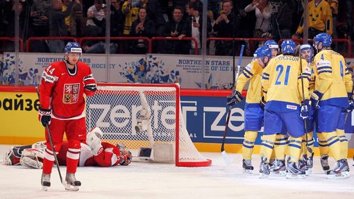 Hráči Švédska se radují v utkání proti Česku.