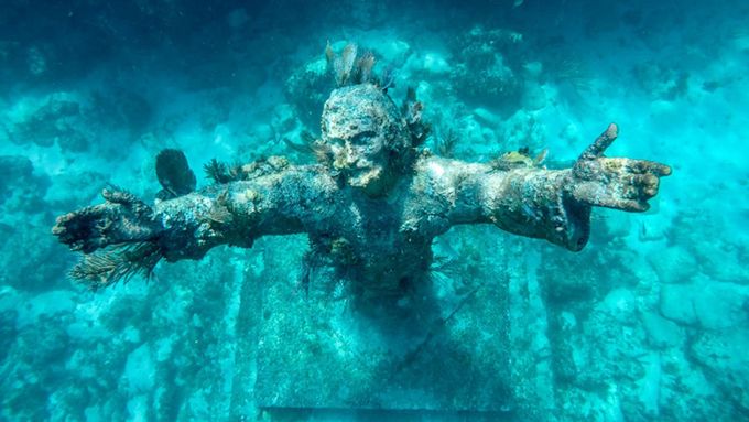 Socha Ježíše z hlubin u pobřeží italské riviéry