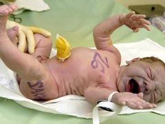 První občánek Královéhradeckého kraje se letos narodil ve Fakultní nemocnici v Hradci Králové. Chlapec, který se jmenuje Kamil Sakaunin, přišel na svět 1. ledna 2007 deset minut po půlnoci, váží 3,29 kilogramu a měří 50 centimetrů.