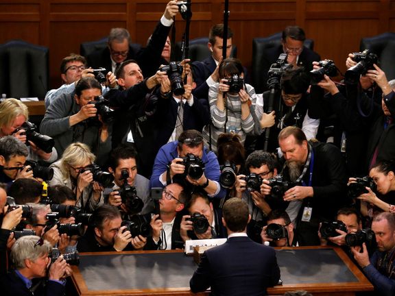 Šéf Facebooku Mark Zuckerberg na schůzi právního a obchodního výboru Senátu Spojených států.