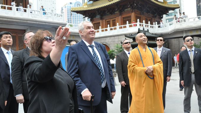 Prezident Miloš Zeman navštívil 5. září spolu s manželkou Ivanou buddhistický klášter Ťing-an v Šanghaji.