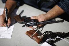 Soud: Zákaz prodeje zbraní v Chicagu je protiústavní