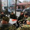 Členové ruské domobrany v Simferopolu