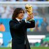 MS 2014, Argentina-Německo: Carles Puyol s trofejí pro mistry světa