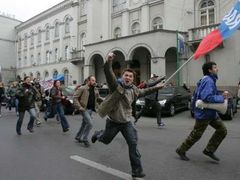 Ruští nacionalisté běží za vozem estonské velvyslankyně v Moskvě Mariny Kaljurandové