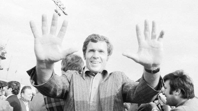 Brankář Ivo Viktor po příletu ze zlatého ME 1976 v Bělehradu
