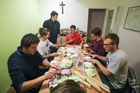 Každý týden se studenti scházejí na faře v Praze 7, aby připravili jídlo pro lidi bez domova.