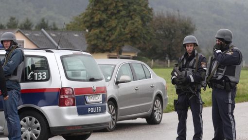 Policie zablokovala cestu do dvou vesnic nedaleko Melku asi 80 kilometrů západně od Vídně.