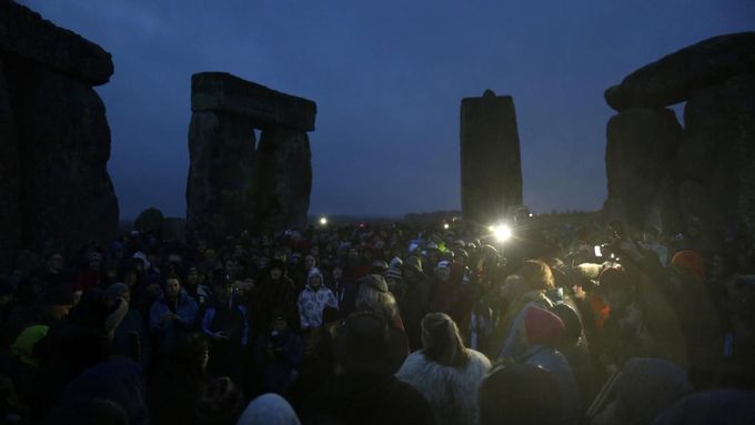 Oslavy zimního slunovratu v anglickém Stonehenge