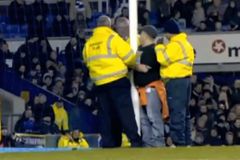 VIDEO V Anglii se divák během zápasu připoutal k bráně