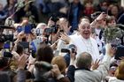 Papež zahájil mší ve Vatikánu svatý týden. Převezměte odpovědnost za uprchlíky, vyzval