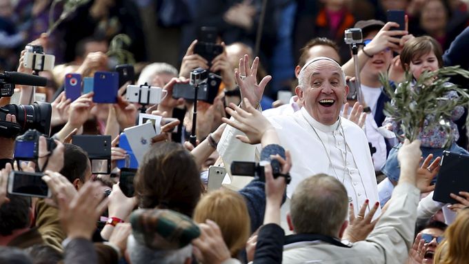 Papež František zdraví věříc ve Vatikánu před mší pod širým nebem na Svatopetrském náměstí