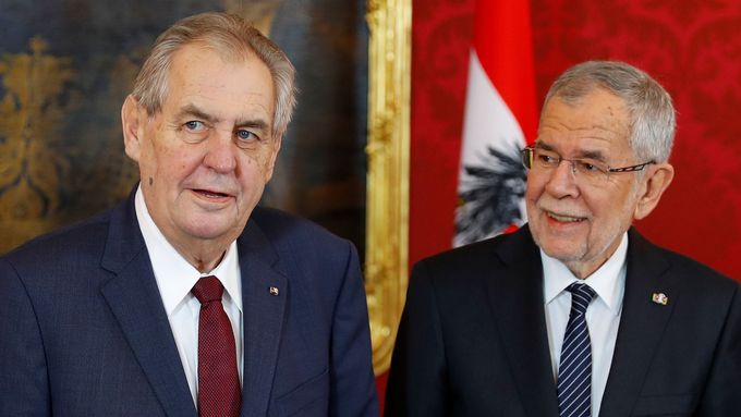 Rakouský prezident Alexander Van der Bellen a česká hlava státu Miloš Zeman na snímku z roku 2019.