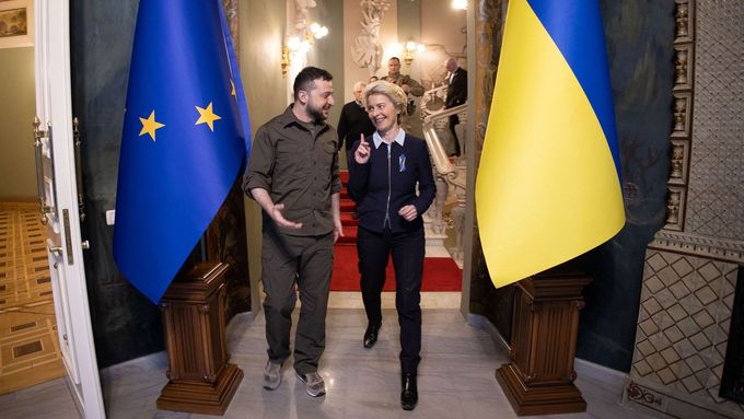 Předsedkyně Evropské komise Ursula von der Leyenová s ukrajinským prezidentem Volodymyrem Zelenským v Kyjevě.