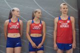 Čerstvě plnoletá Vokálová (uprostřed) na nedávném mistrovství republiky vyhrála závod na 400 metrů překážek a po MS 2018 si ji převezme jako trenérka současná šampionka na této trati Zuzana Hejnová.
