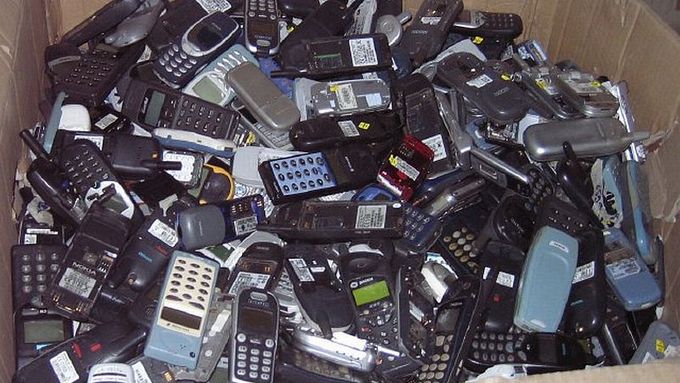 Mobilní telefony, které už nikdo nechce dobíjet.