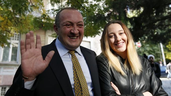 Kandidát vládní koalice Giorgi Margvelašvili s dcerou. (27. října 2013)