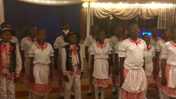 Černošský soubor Ambasáda v Nairobi: Místní děti zpívají českou hymnu.