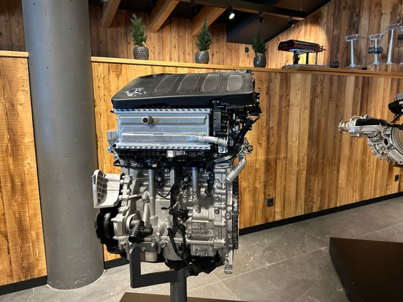 Nová hybridní patnáctistovka, která se objevuje jak v CLA, tak novém GLB a plánovaném GLA.