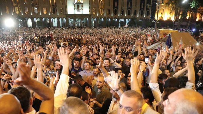 Demonstranti v Tbilisi berou parlament útokem.