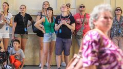 Průvodci po Praze mají mít vázanou živnost. Neplatí totiž daně, shodlo se město s vládou