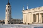 Arkikatedros aikštė, hlavní náměstí ve Vilniusu. Kvůli arktickému mrazu tu na mnoho turistů nenarazíte, ani v teplejších měsících se tu však nesetkáte s davy, na které jsme zvyklí z hlavního města Česka...