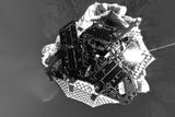 Selfíčko Opportunity po přistání na Marsu, kam dosedlo přesně v 4:54 (UTC) 25. ledna 2004.