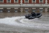 Francii sužují záplavy. Hladina Seiny v Paříži sice předpokládané výše 6,5 metru nedosáhla, voda ale ustupuje velmi pomalu (na snímku francouzská policie na Seině).