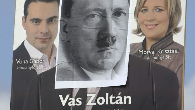 Volební plakát Hnutí za lepší Maďarsko (Jobbik). Mezi předsedu Gábora Vonu a místopředsedkyni Krisztinu Morvaiovou kdosi "dolepil" Adolfa Hitlera.