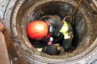 Dělník spadl na Praze 6 do kanalizační stoky. Hasiči muže nenašli a pátrání ukončili