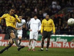 Kapitán Arsenalu Gilberto Silva při svém neúspěšném peneltovém pokusu v opakovaném zápase anglického FA Cupu proti Boltonu.
