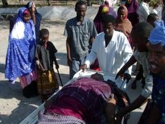 Centrální vláda lidem nedokáže zajistit bezpečí, často dochází k přepadením bandity. Spory klanů, jež ovládají velkou část země, často vrcholí ozbrojenými střety. Při posledním násilí na jihu země, ve městě Kismayo, přišlo o život několik desítek lidí