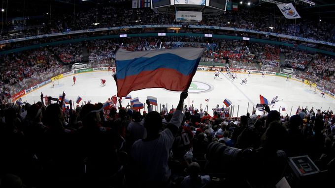 Takhle vlála v Hartwall Areně ruská vlajka při hokejovém MS. To se - stejně jako evropský šampionát krasobruslařů - nyní uskuteční jinde kvůli ruským majitelům stadionu